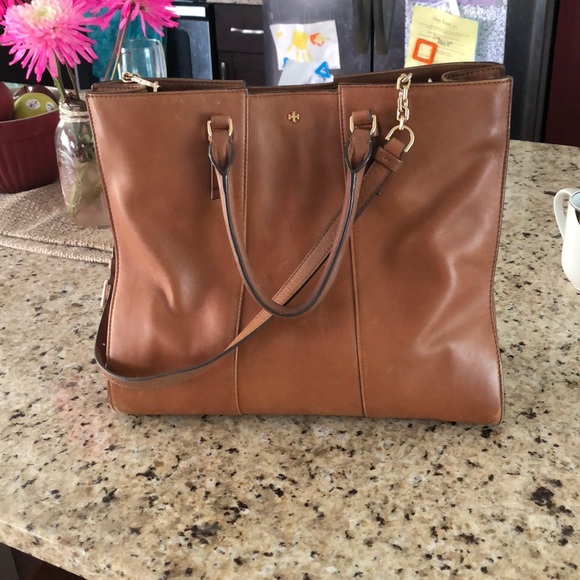 Tory Burch Handbags - Authentic Tory Burch, beautiful leather crossbody!